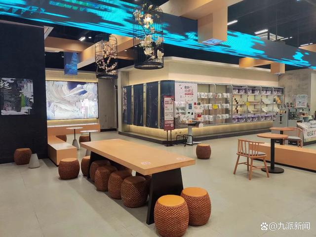 武汉首家“小神闲茶馆”开业，茶颜悦色：可以容纳四五十人，主推挂耳手冲茶等茶饮